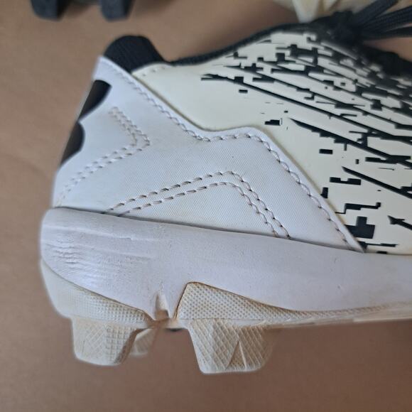 Under Armour Size 12 Youth Black and White Baseball Cleats - Picture 9 of 9